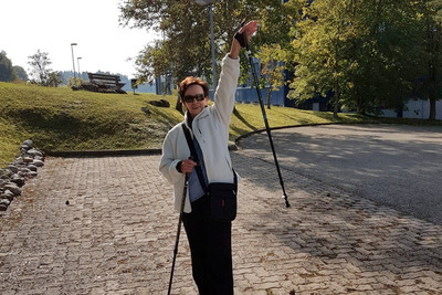 Enthousiasmée par la marche avec les bâtons Nordic ... Image 1